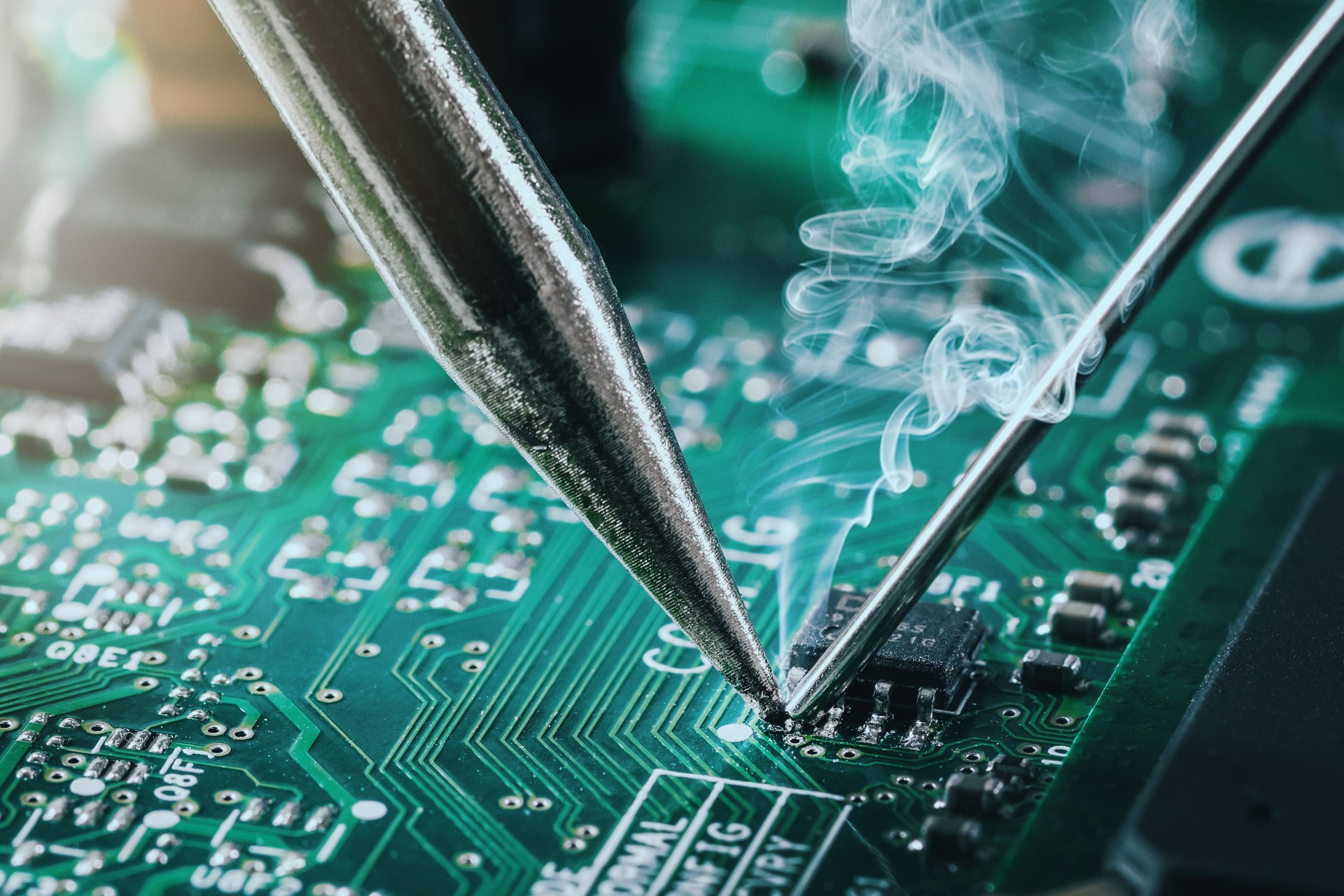 Servizi di saldatura di precisione per ripristinare connessioni e funzionalità in sistemi elettronici complessi.